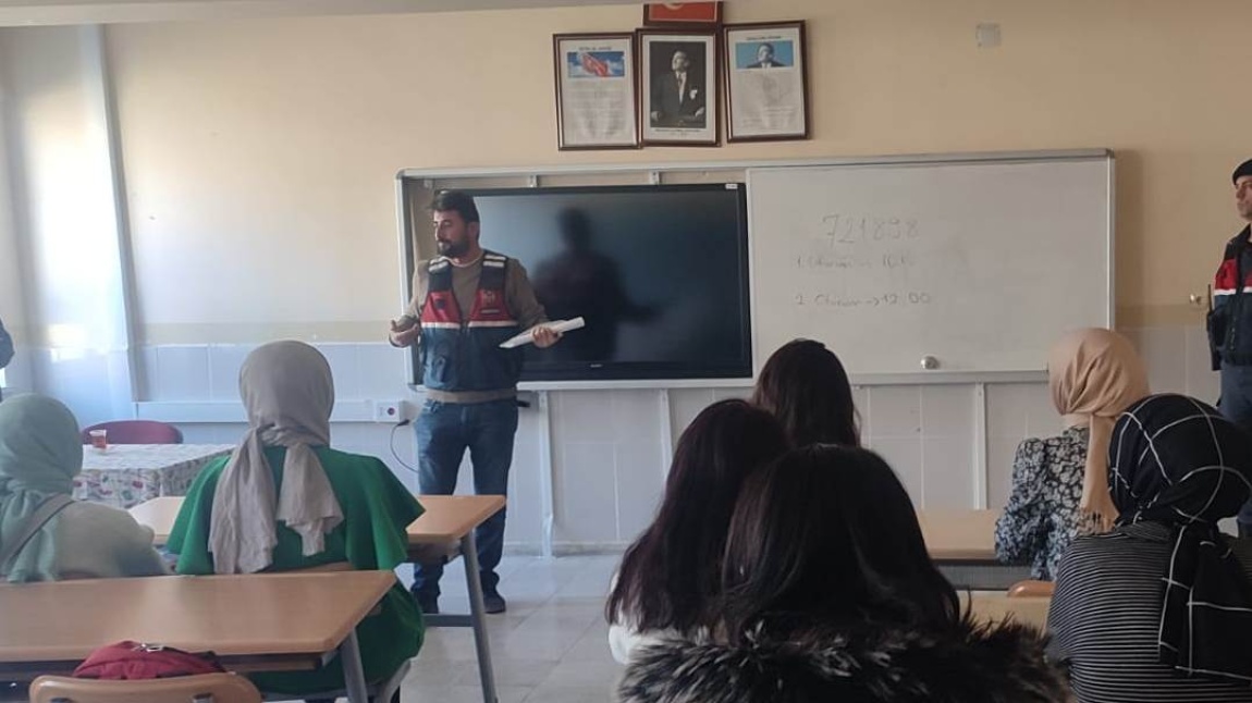 Okulumuzda Jandarma Komutanlığı tarafından Uyuşturucu ve Bağımlılık Yapan Maddelerle Mücadele konulu seminer düzenlendi.